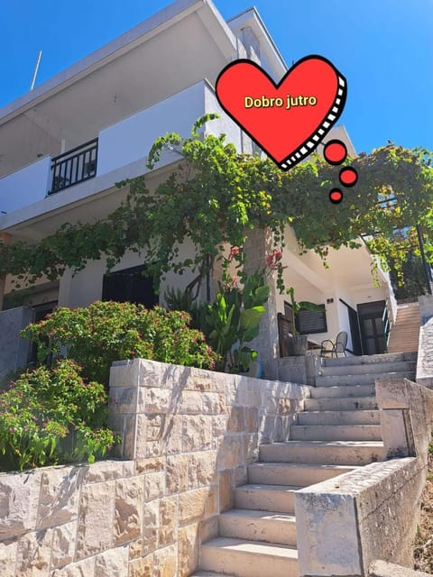 Patio, Facade/entrance