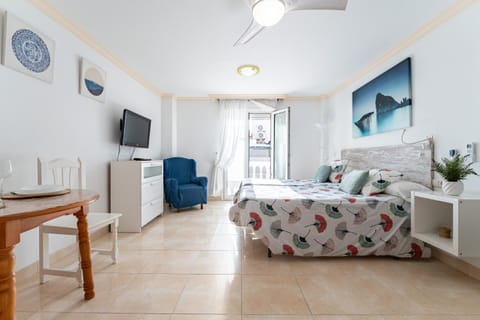 Bed, TV and multimedia, Living room, Photo of the whole room, Dining area, Bedroom