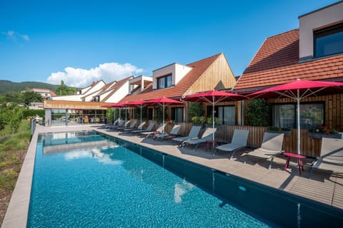 Mountain view, Pool view, Swimming pool