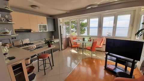 Kitchen or kitchenette, Seating area, Dining area