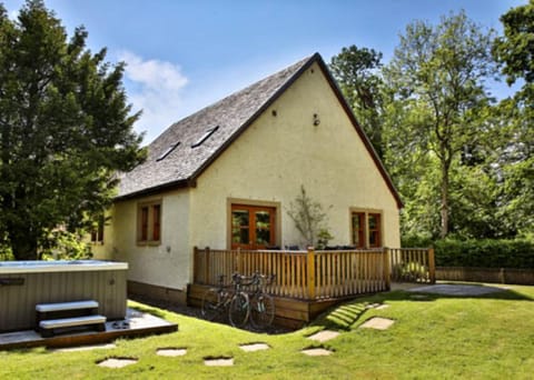 Bonnie Banks Cottage House in Scotland