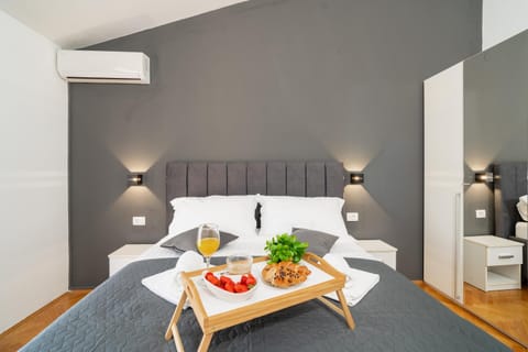 Bedroom, air conditioner