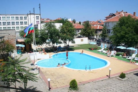 Property building, Day, Pool view, Swimming pool, Swimming pool, Location, sunbed