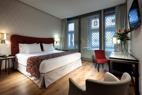 Bed, Photo of the whole room, Decorative detail, Bedroom