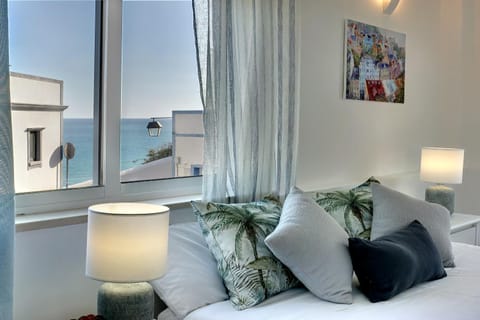 Bed, Bedroom, Landmark view, Sea view