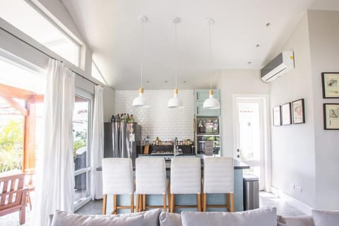 Living room, Seating area, Dining area, Breakfast