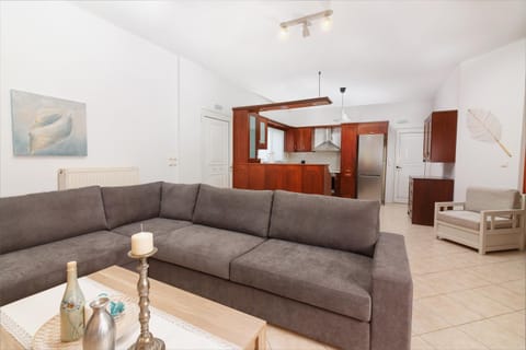 Charming and Comfy House Apartment in Agia Marina