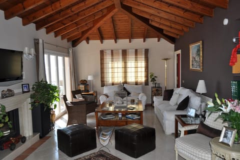Communal lounge/ TV room, Lobby or reception