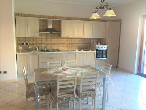 Kitchen or kitchenette, Dining area, pet friendly, stove