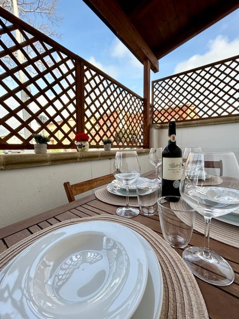 Food and drinks, Dining area, Alcoholic drinks