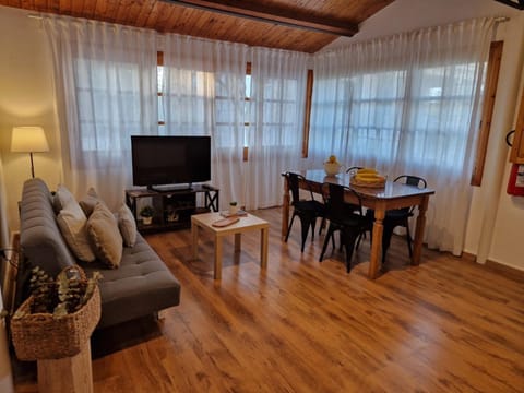 Communal lounge/ TV room, TV and multimedia, Living room, Seating area, Dining area