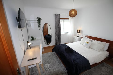 Property building, Bed, TV and multimedia, Photo of the whole room, Bedroom