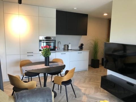 TV and multimedia, Kitchen or kitchenette, Living room, Seating area, Dining area