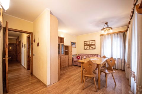 Property building, Restaurant/places to eat, Kitchen or kitchenette, Living room, Seating area