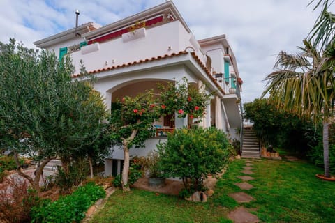 Property building, Facade/entrance, Garden, Garden view