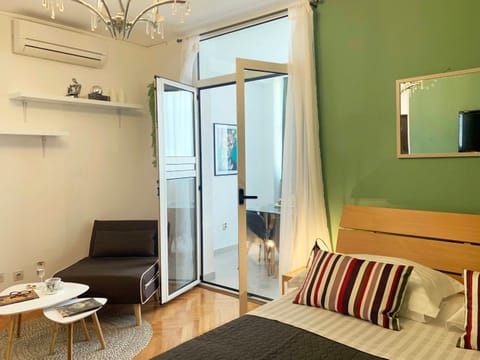 Bed, TV and multimedia, Living room, Seating area, Bedroom