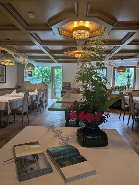 Restaurant/places to eat, Banquet/Function facilities, Seating area