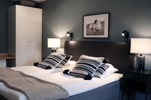 Property building, Bed, Photo of the whole room