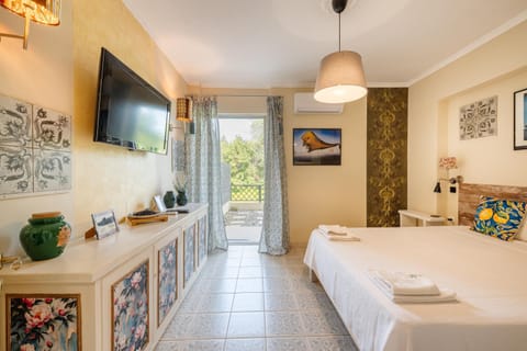 Bed, TV and multimedia, Bedroom