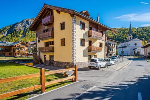 City view, Street view, Location, Parking