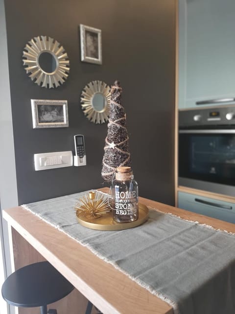 Kitchen or kitchenette, Seating area, Dining area