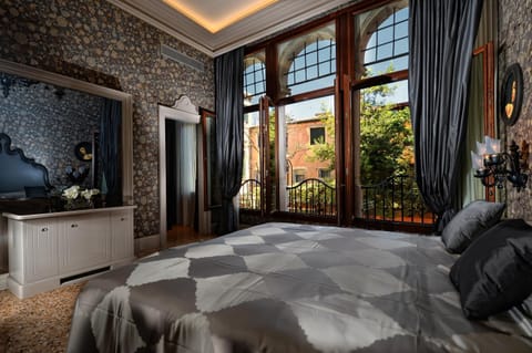 Bed, TV and multimedia, View (from property/room), Bedroom, Garden view