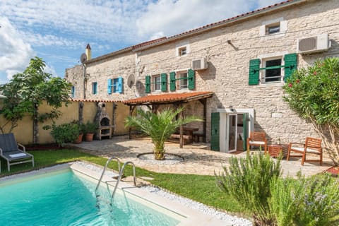 Property building, Patio, Day, Garden, Garden view, Pool view, Swimming pool, sunbed