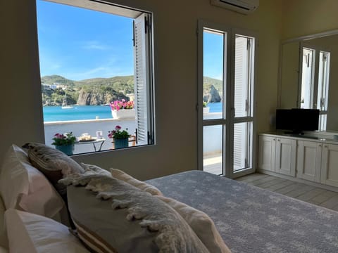 Photo of the whole room, Sea view