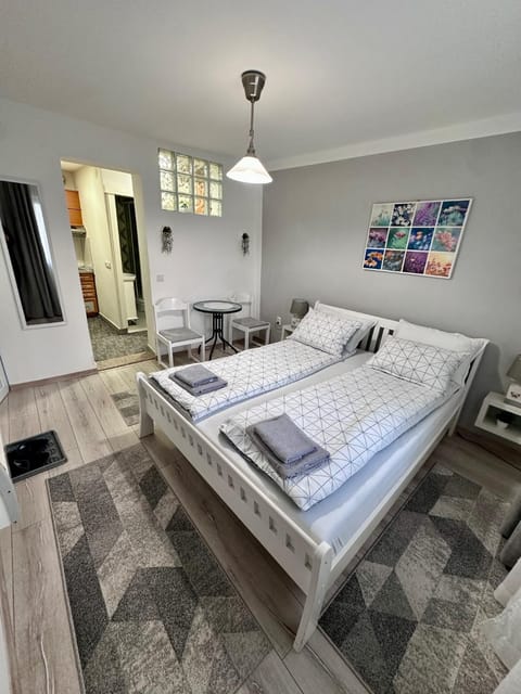 Bed, towels