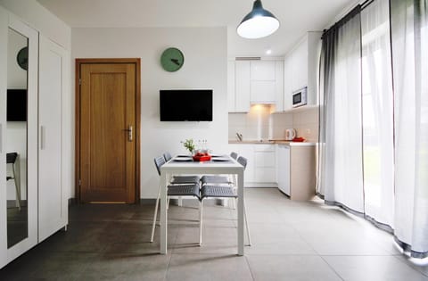 TV and multimedia, Kitchen or kitchenette, Photo of the whole room, Dining area, minibar, wardrobe