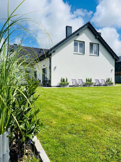 Property building, Spring, Day, Natural landscape, Garden, Garden view, sunbed