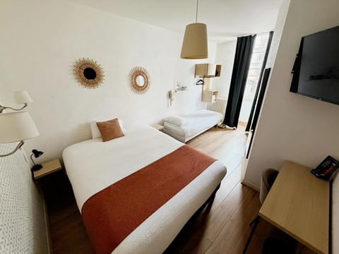 Bed, TV and multimedia, Photo of the whole room, Bedroom