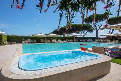 Day, Natural landscape, Pool view, Swimming pool, sunbed