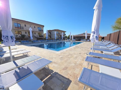 Property building, Swimming pool, sunbed