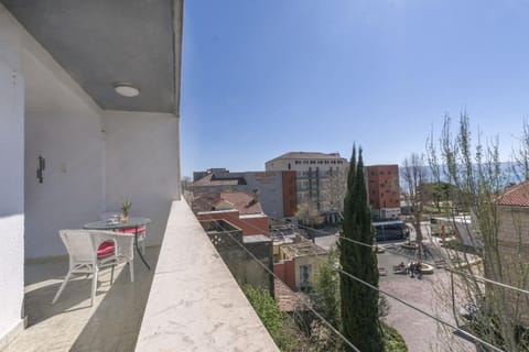 Facade/entrance, Balcony/Terrace