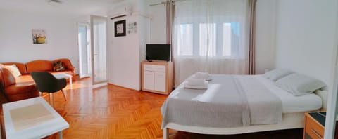 Bed, TV and multimedia, Seating area, air conditioner