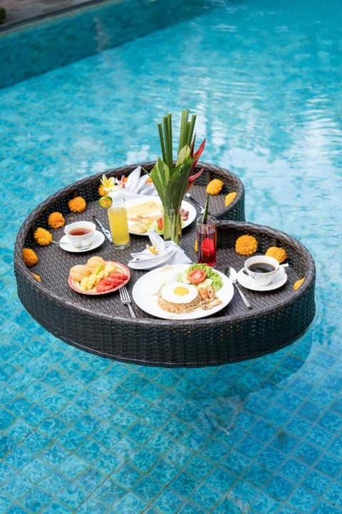 Swimming pool, Breakfast