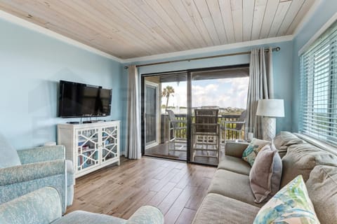 Condo w Salt Water Pool Apartment in Fernandina Beach