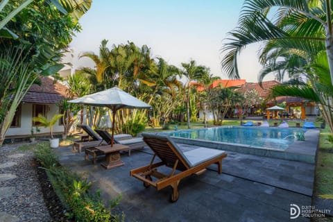 Swimming pool, sunbed