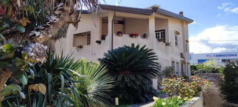 Property building, Garden, Balcony/Terrace
