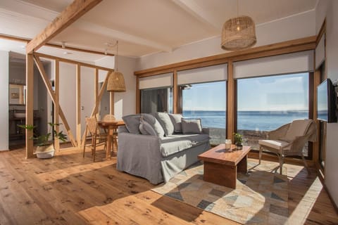 TV and multimedia, Living room, Seating area, Dining area, Lake view