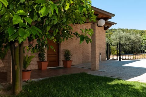 Facade/entrance