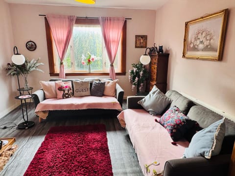 Park Road Holiday Home - Spacious 3 bedroom house with garden near Edinburgh House in Scotland