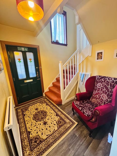 Park Road Holiday Home - Spacious 3 bedroom house with garden near Edinburgh House in Scotland