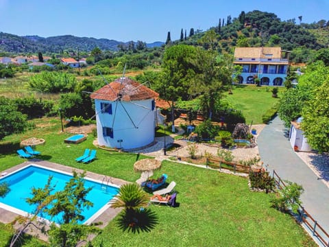 Property building, Natural landscape, Bird's eye view, Garden, Swimming pool, sunbed