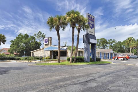 Property building, Day, Neighbourhood, Street view, Location, Parking