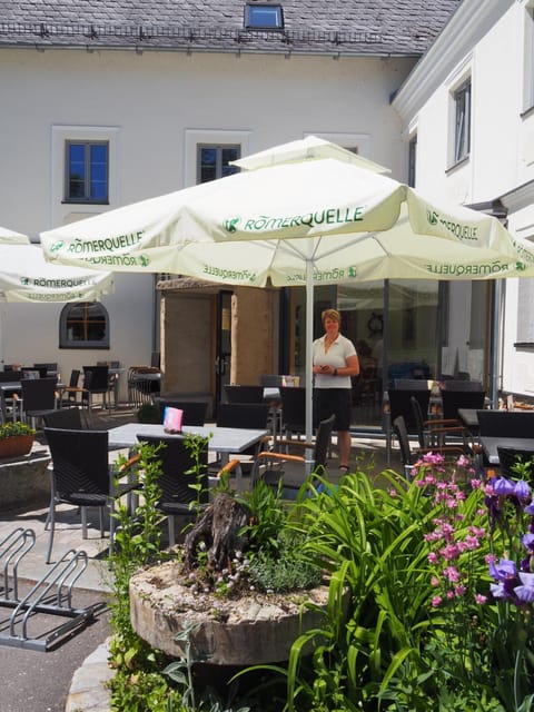 Restaurant/places to eat, Balcony/Terrace