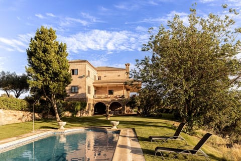 Property building, Day, Garden, Garden view, Pool view, Swimming pool, Swimming pool, sunbed