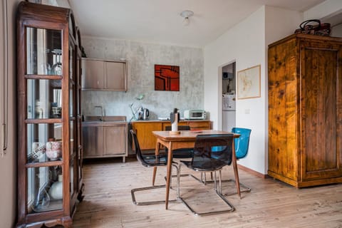 Kitchen or kitchenette, Dining area, stove