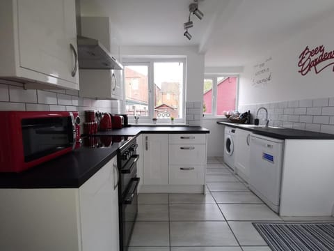 Communal kitchen, Meals